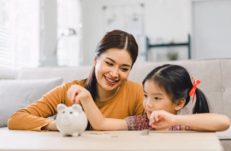 Sau khi lập gia đình, nam giới thường chịu trách nhiệm kiếm tiền để nuôi gia đình, trong khi nữ giới ở nhà chăm sóc người già và con cái. (Ảnh: ITN).