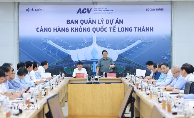 Thủ tướng Phạm Minh Chính làm việc với các bộ, ngành, địa phương và các đơn vị thi công Dự án Cảng hàng không Quốc tế Long Thành. (Ảnh: Dương Giang/TTXVN).