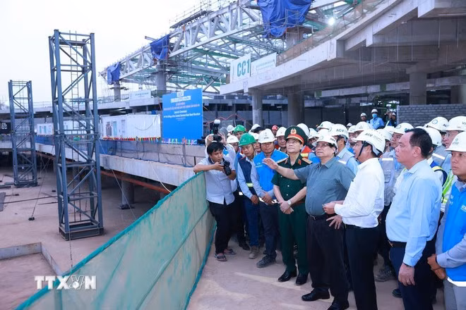 Thủ tướng Phạm Minh Chính kiểm tra công trường thi công Dự án Cảng hàng không Quốc tế Long Thành. (Ảnh: Dương Giang/TTXVN).
