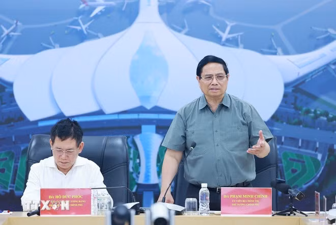 Thủ tướng Phạm Minh Chính làm việc với các bộ, ngành, địa phương và các đơn vị thi công Dự án Cảng hàng không Quốc tế Long Thành. (Ảnh: Dương Giang/TTXVN).