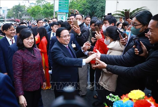 Thủ tướng Phạm Minh Chính thăm hỏi thân nhân, gia đình bệnh nhân đang khám và điều trị tại Bệnh viện Bạch Mai. (Ảnh: Dương Giang/TTXVN)