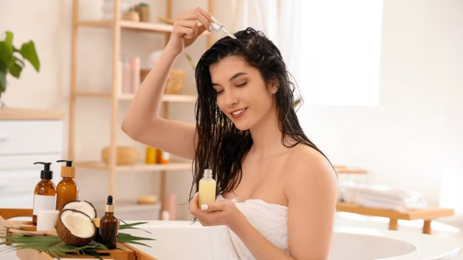 Sử dụng dầu gội, dầu xả, huyết thanh và mặt nạ dưỡng ẩm sẽ giúp cải thiện ngay lập tức tình trạng tóc khô, giòn. (Ảnh: ITN) 2-su-dung-dau-goi.jpg