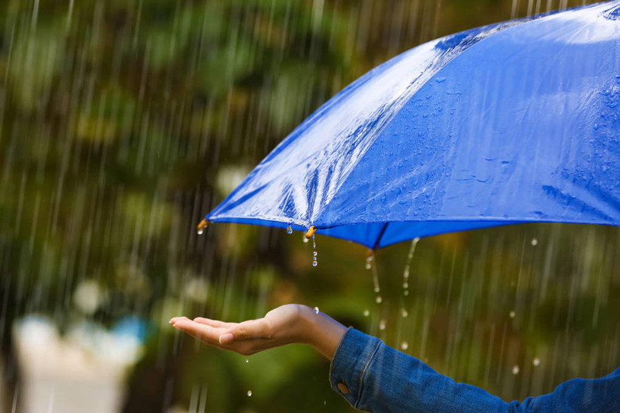 Mưa axit chứa các hóa chất như sunfat, nitơ oxit và amoniac, có thể gây kích ứng da và gây khô, đỏ hoặc ngứa. (Ảnh: ITN) 2-mua-axit-chua.jpg