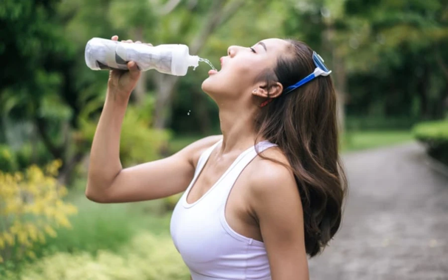 Nước không được chuyển hóa kịp thời sẽ không chỉ tích tụ trong cơ thể mà còn làm các tế bào phát triển và sưng lên, khiến thể tích các cơ quan nội tạng tăng lên. (Ảnh: ITN)