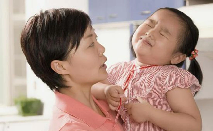 Muốn con kiểm soát tốt cảm xúc, chúng ta cần bình tĩnh và phân tích kỹ vì sao con thường dễ xúc động. (Ảnh: ITN).