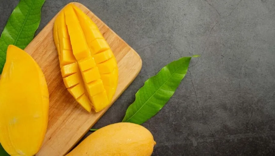 Xoài là loại trái cây phổ biến vào mùa hè, được nhiều người yêu thích bởi phần thịt mọng nước và hương vị ngọt ngào. (Ảnh: ITN).