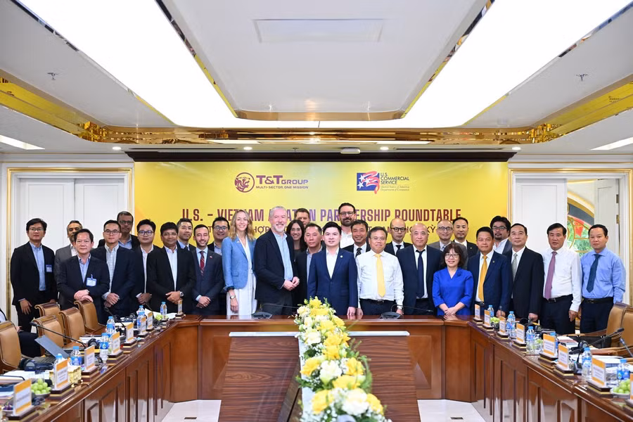 Các đại biểu chụp ảnh lưu niệm tại buổi tọa đàm.