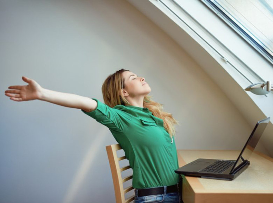 Thay vì quá khắt khe với bản thân, bạn nên đặt ra kỳ vọng hợp lý và khách quan, phấn đấu vì mục tiêu thực tế, không nên ép mình làm quá sức. (Ảnh: ITN). 2-thay-vi-qua-khat-khe-voi-ban-than.jpg
