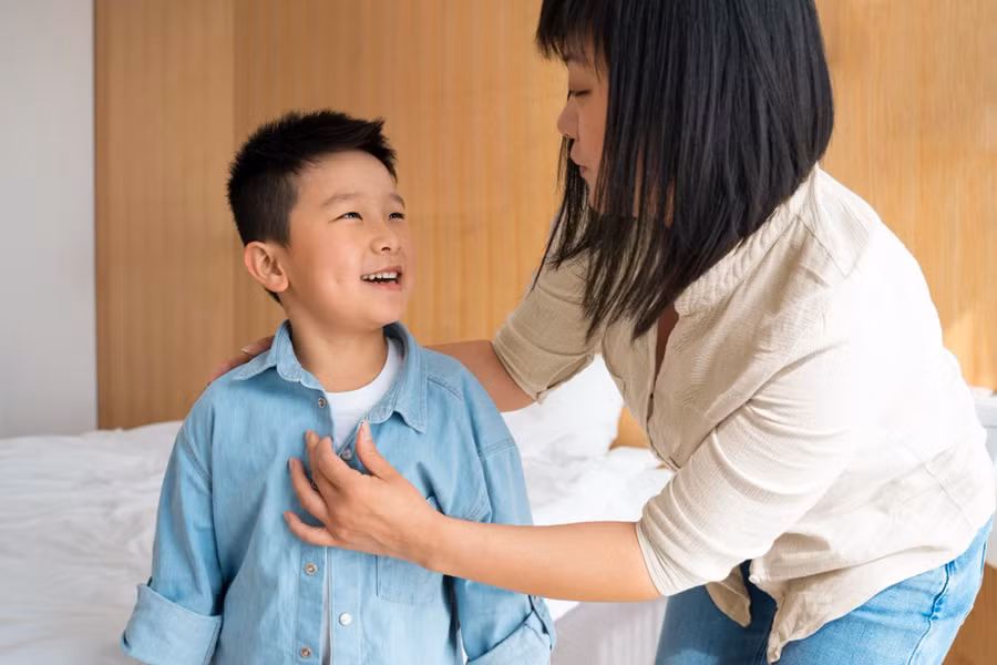 Cho con thấy rằng bạn quan tâm cảm xúc của con. (Ảnh: ITN).