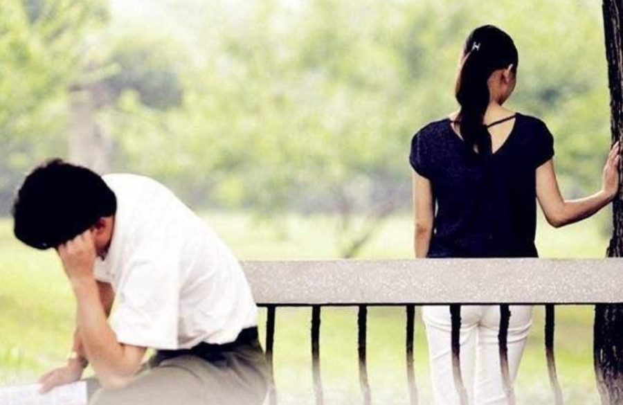 Một người phụ nữ tự mình kiếm từng viên gạch để xây nhà, dù rất tự hào nhưng có lẽ cũng cảm thấy chút cô đơn và bất lực. (Ảnh: ITN). 2-mot-nguoi-phu-nu-tu-minh-kiem-tung-vien-gach.jpg