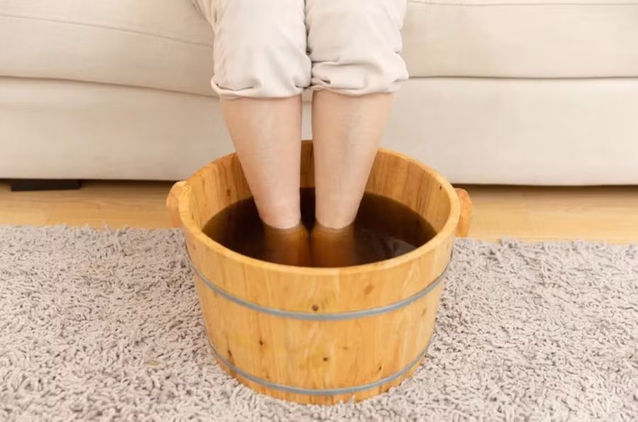 Ngâm chân mặc dù tốt, nhưng không phải ai cũng phù hợp. (Ảnh: ITN)