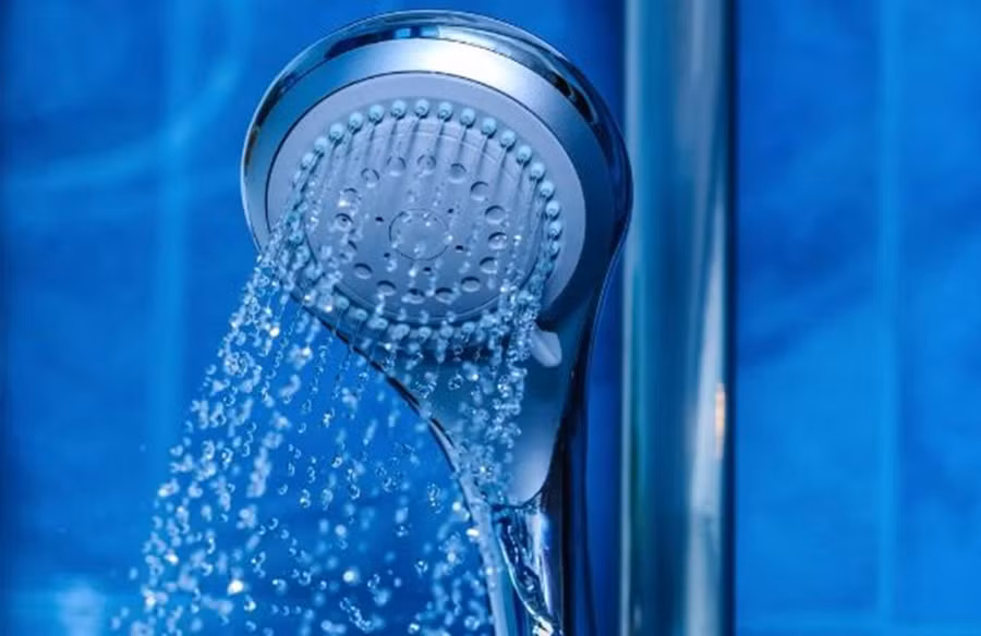 Do môi trường phòng tắm khép kín và thói quen tắm sai cách của nhiều người, mùa đông nào cũng xảy ra tai nạn. (Ảnh: ITN)