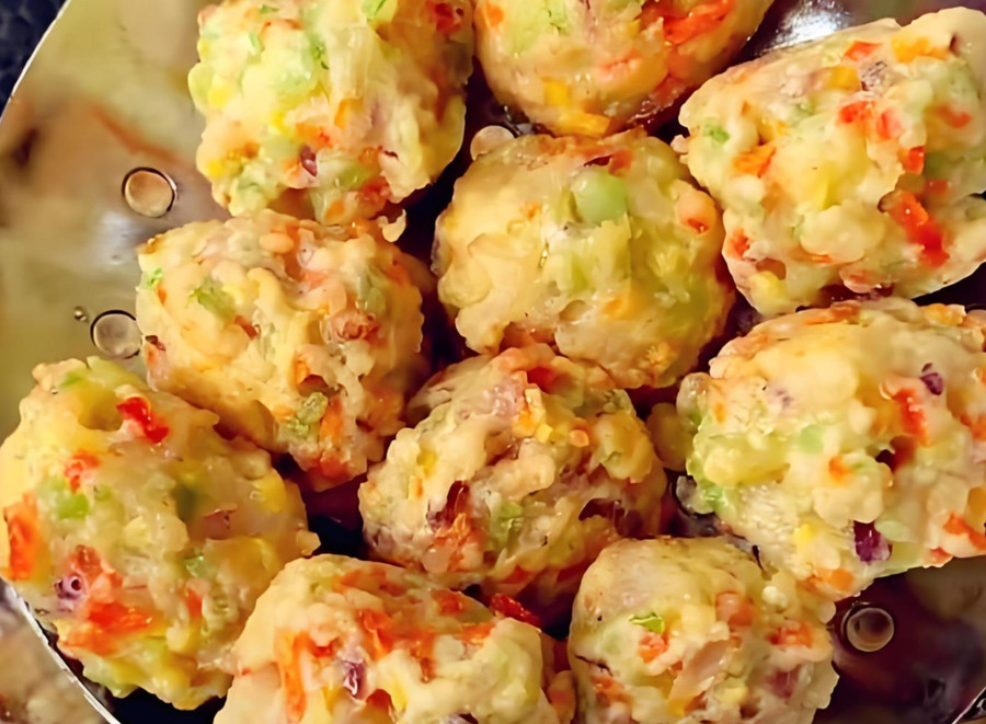 Thịt viên gà rau củ có thể dùng cùng nước sốt yêu thích, như sốt cà chua hoặc sốt salad. (Ảnh: ITN)