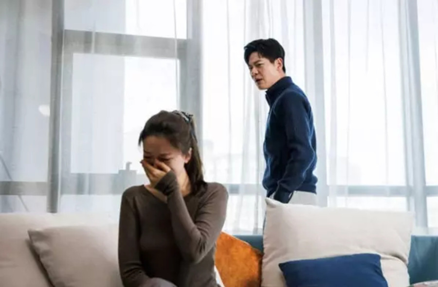 Cuộc hôn nhân kiểu tước đoạt giống như những xiềng xích vô hình, khiến đối phương cảm thấy áp lực lớn và cuối cùng dẫn đến mất lòng tin. (Ảnh: ITN) 2-cuoc-hon-nhan-kieu-tuoc-doat.jpg