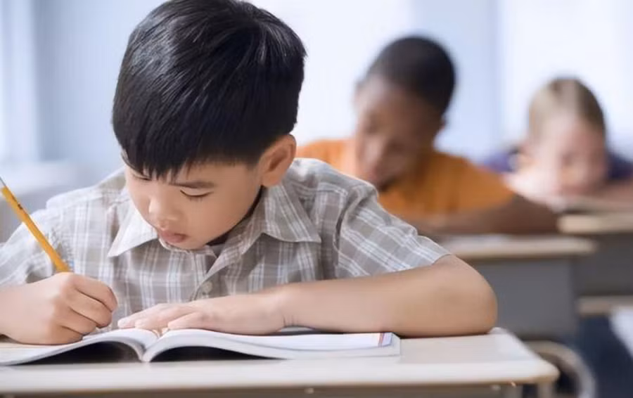 Để bước vào cuộc sống học tập nhanh chóng của trường, phương pháp thích nghi hiệu quả nhất là theo nhịp điệu của trường, học đúng giờ, ngủ đúng giờ, không tìm lý do để trì hoãn thời gian. (Ảnh: ITN).