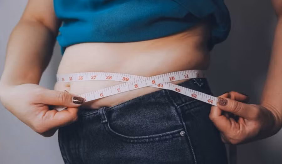 Ngồi lâu hàng giờ tại bàn làm việc có thể âm thầm dẫn đến tăng cân và các bệnh lối sống. (Ảnh: ITN).