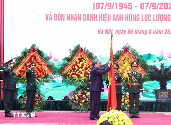 Tổng Bí thư Tô Lâm trao tặng Danh hiệu Anh hùng Lực lượng Vũ trang Nhân dân cho Bộ Tổng Tham mưu Quân đội Nhân dân Việt Nam. (Ảnh: Thống Nhất/TTXVN). Tổng Bí thư Tô Lâm trao tặng Danh hiệu Anh hùng Lực lượng Vũ trang Nhân dân cho Bộ Tổng Tham mưu Quân đội Nhân dân Việt Nam. (Ảnh: Thống Nhất/TTXVN).