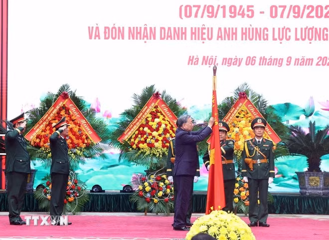 Tổng Bí thư Tô Lâm trao tặng Danh hiệu Anh hùng Lực lượng Vũ trang Nhân dân cho Bộ Tổng Tham mưu Quân đội Nhân dân Việt Nam. (Ảnh: Thống Nhất/TTXVN).