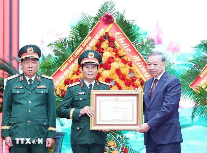 Tổng Bí thư Tô Lâm trao tặng Danh hiệu Anh hùng Lực lượng Vũ trang Nhân dân cho Bộ Tổng Tham mưu Quân đội Nhân dân Việt Nam. (Ảnh: Thống Nhất/TTXVN). Tổng Bí thư Tô Lâm trao tặng Danh hiệu Anh hùng Lực lượng Vũ trang Nhân dân cho Bộ Tổng Tham mưu Quân đội Nhân dân Việt Nam. (Ảnh: Thống Nhất/TTXVN).
