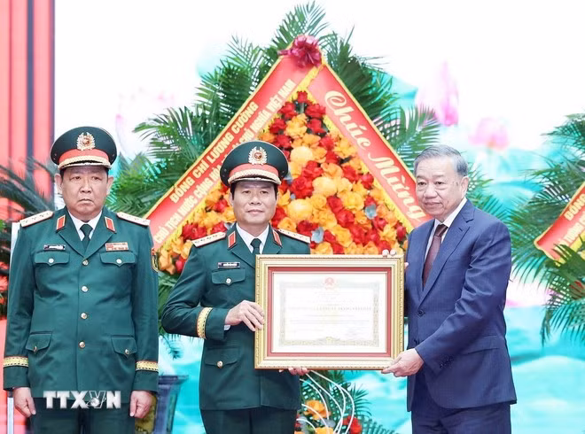 Tổng Bí thư Tô Lâm trao tặng Danh hiệu Anh hùng Lực lượng Vũ trang Nhân dân cho Bộ Tổng Tham mưu Quân đội Nhân dân Việt Nam. (Ảnh: Thống Nhất/TTXVN).