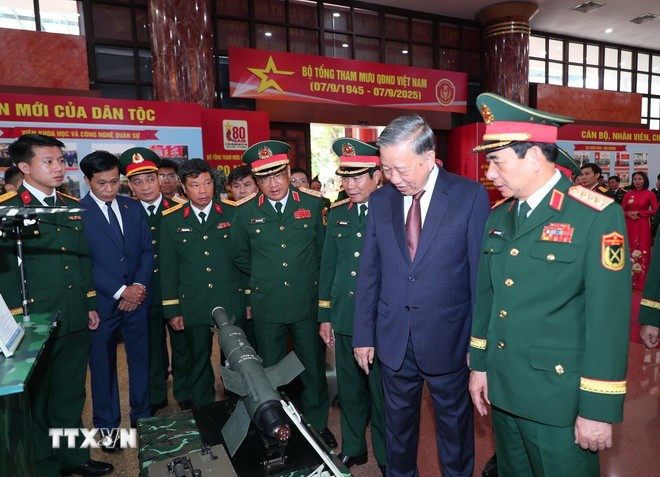 Tổng Bí thư Tô Lâm và các đại biểu tham quan Khu trưng bày sản phẩm công nghiệp Quốc phòng. (Ảnh: Trọng Đức /TTXVN). Tổng Bí thư Tô Lâm và các đại biểu tham quan Khu trưng bày sản phẩm công nghiệp Quốc phòng. (Ảnh: Trọng Đức /TTXVN).