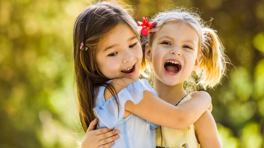 Khả năng yêu thương là một kỹ năng vô cùng quan trọng khiến đứa trẻ hạnh phúc đến hết cuộc đời. (Ảnh: ITN).