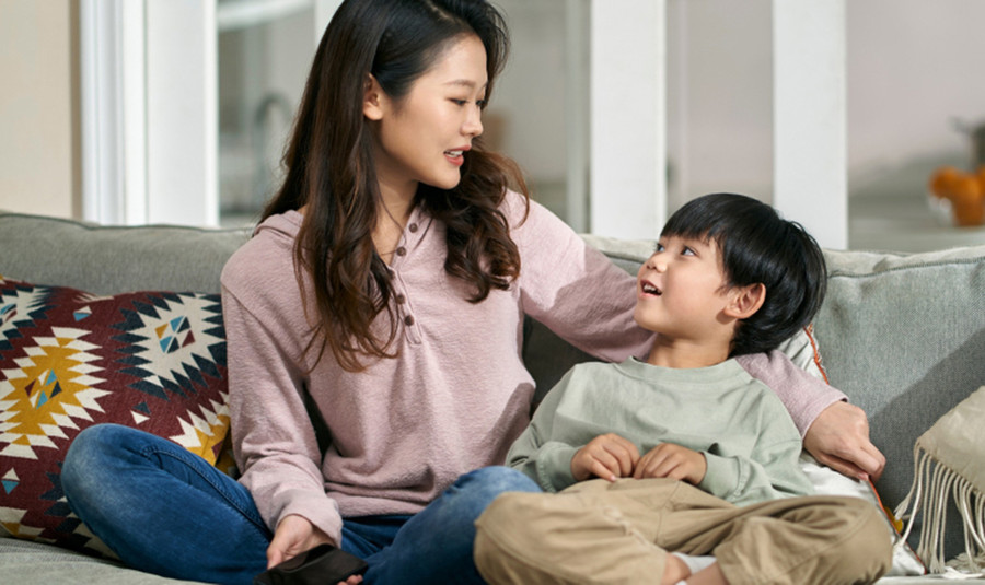 Cha mẹ nên tiếp cận lời nói dối của con bằng một tâm trí cởi mở và cố gắng hiểu tại sao con mình nói dối. (Ảnh: ITN)