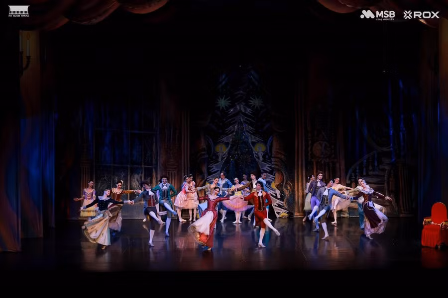 Nghệ sĩ Russian State Ballet thăng hoa trên sân khấu Nhà hát Hồ Gươm ảnh 6