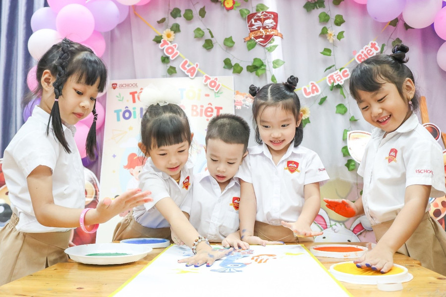 Các bạn lớp Kindy 5 Mầm non iSchool Ninh Thuận đang tự tay làm ra tác phẩm của mình. image005.jpg
