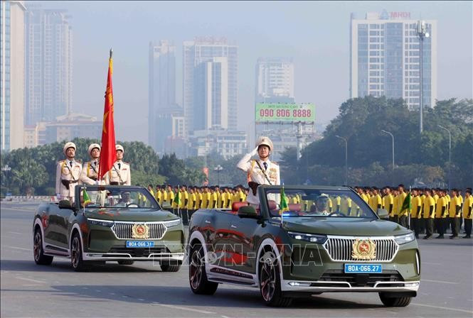 Xe chỉ huy và Tổ Công an kỳ dẫn đầu đội hình đại diện cho các lực lượng tham gia bảo vệ Đại hội Đảng toàn quốc lần thứ XIV. Ảnh: Phạm Kiên/TTXVN