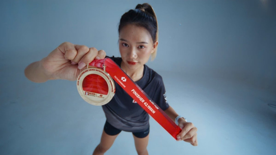Tấm huy chương khắc ghi nỗ lực trên từng km, vinh danh tinh thần vượt trội của vận động viên. Ảnh: Techcombank. Tấm huy chương khắc ghi nỗ lực trên từng km, vinh danh tinh thần vượt trội của vận động viên. Ảnh: Techcombank.