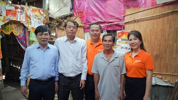 Đại diện SHB đến thăm hỏi, động viên người dân gặp khó khăn về nhà ở tại tỉnh Sóc Trăng (nay là TP Cần Thơ). Đại diện SHB đến thăm hỏi, động viên người dân gặp khó khăn về nhà ở tại tỉnh Sóc Trăng (nay là TP Cần Thơ).