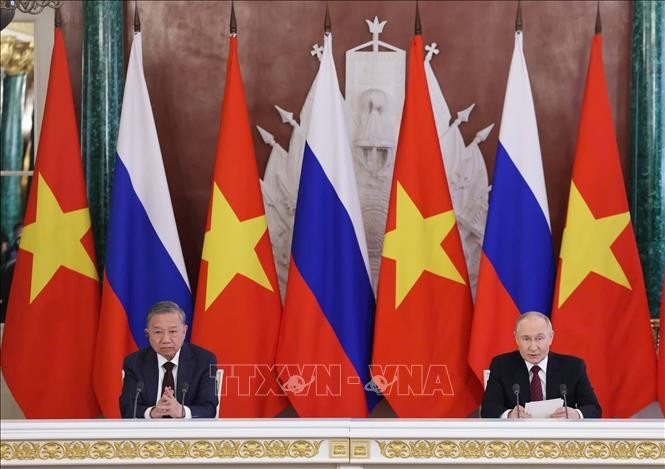Tổng Bí thư Tô Lâm và Tổng thống LB Nga Vladimir Putin phát biểu với báo chí. Ảnh: Thống Nhất/TTXVN.
