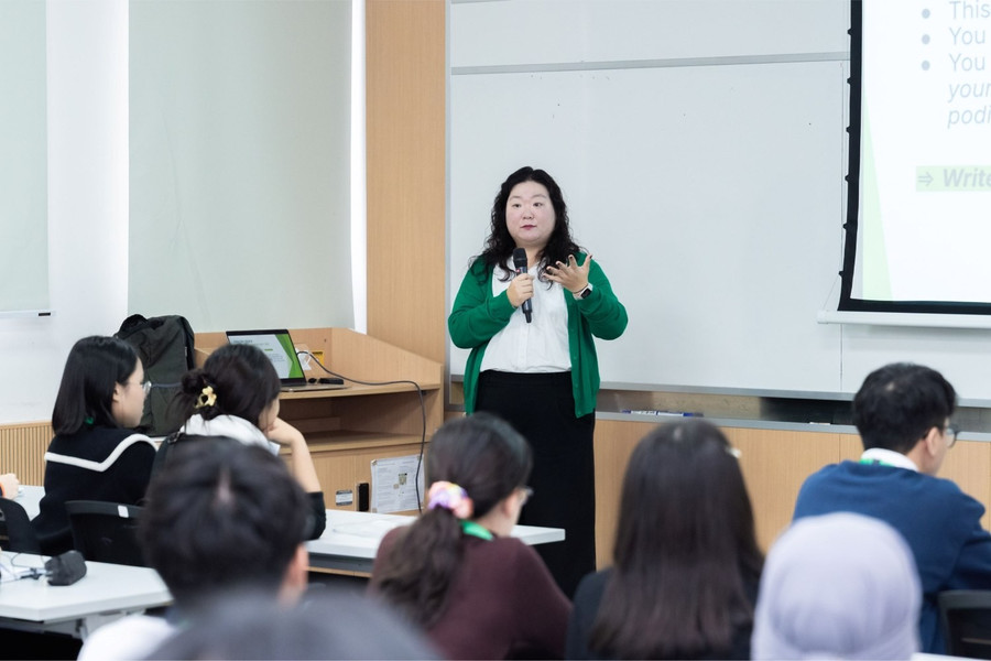 Bà Hyewon Rho - Cố vấn chuyên môn cuộc thi Tiếng nói Xanh, Giám đốc Điều hành Debate For All trực tiếp chấm điểm bảng Tiếng Anh và đánh giá cao chất lượng cũng như năng lực của các đội thi năm nay. Ảnh: Vingroup