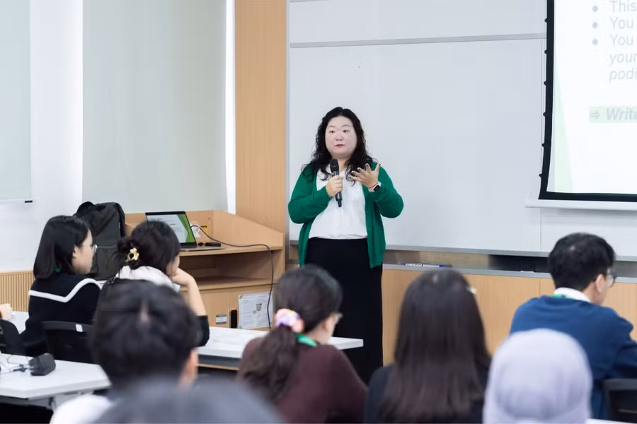 Bà Hyewon Rho - Cố vấn chuyên môn cuộc thi Tiếng nói Xanh, Giám đốc Điều hành Debate For All trực tiếp chấm điểm bảng Tiếng Anh và đánh giá cao chất lượng cũng như năng lực của các đội thi năm nay. Ảnh: Vingroup