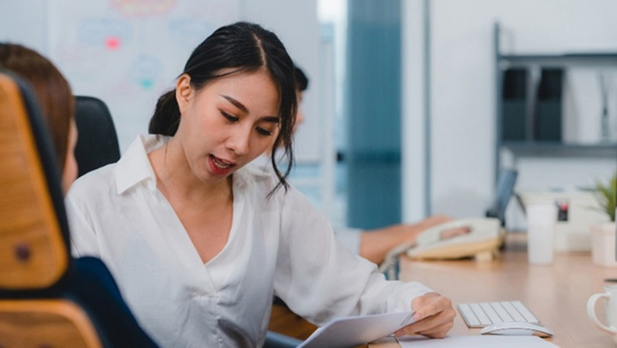 Tại nơi làm việc, học hỏi và giao tiếp với người khác có thể giúp bạn mở rộng tư duy và tầm nhìn. (Ảnh: ITN). 2-tai-noi-lam-viec.jpg