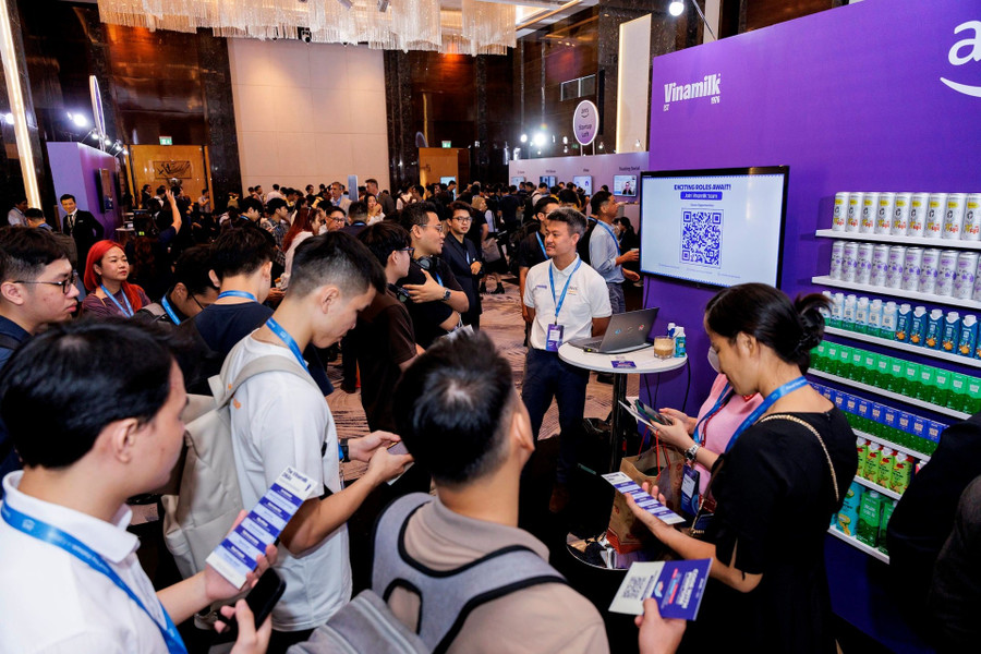 Gian hàng Vinamilk thu hút sự quan tâm của nhiều khách tham dự tại sự kiện AWS Cloud Day Việt Nam 2025. (Ảnh: AWS) Gian hàng Vinamilk thu hút sự quan tâm của nhiều khách tham dự tại sự kiện AWS Cloud Day Việt Nam 2025. (Ảnh: AWS)