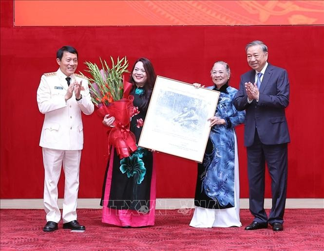 Đại tướng Lương Tam Quang, Ủy viên Bộ Chính trị, Bí thư Đảng ủy Công an Trung ương, Bộ trưởng Bộ Công an tặng bức ảnh lưu niệm và chúc mừng gia đình Thượng tướng Bùi Thiện Ngộ. Ảnh: Thống Nhất/TTXVN. Đại tướng Lương Tam Quang, Ủy viên Bộ Chính trị, Bí thư Đảng ủy Công an Trung ương, Bộ trưởng Bộ Công an tặng bức ảnh lưu niệm và chúc mừng gia đình Thượng tướng Bùi Thiện Ngộ. Ảnh: Thống Nhất/TTXVN.