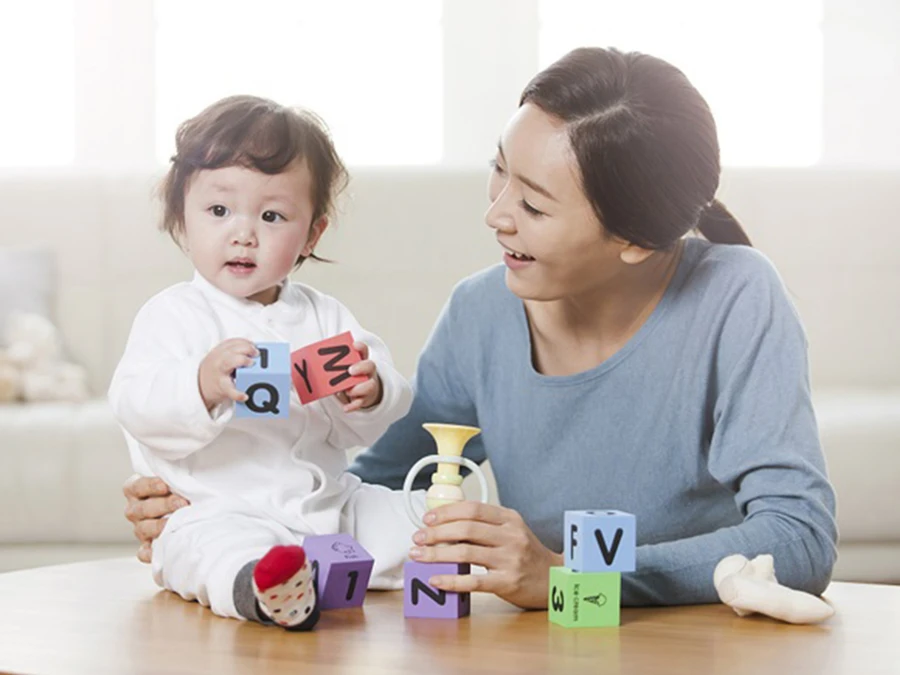Cha mẹ nên tặng bé một số đồ chơi nhiều màu sắc, dễ cầm trong thời gian hoạt động sau khi thức dậy, để bé rèn luyện độ chính xác khi cầm nắm. (Ảnh: ITN).