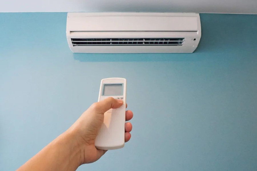 Khi từ ngoài trời nóng bước vào phòng máy lạnh, các mạch máu ngoại vi không thể co bóp nhanh chóng, dễ gây ra tình trạng tuần hoàn máu ngoại vi kém. (Ảnh: ITN)