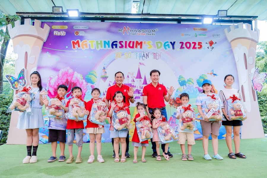 Các em nhỏ rạng rỡ nhận món quà đầy ý nghĩa trong ngày hội Mathnasium's Day 2025 - Xứ sở thần tiên đầy sắc màu và niềm vui. 20-1.jpg