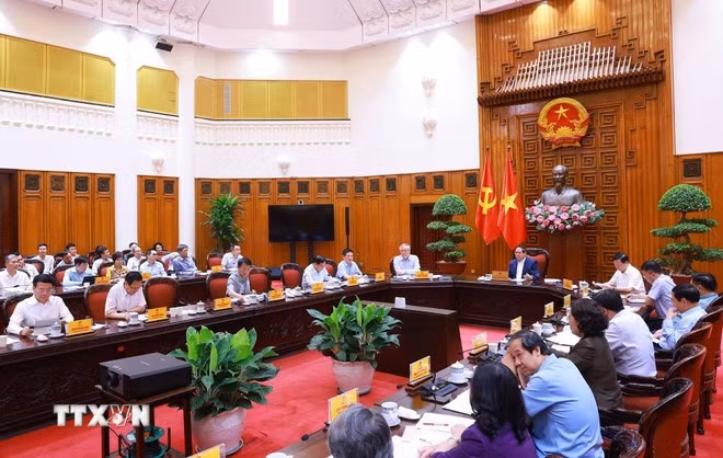 Phiên họp triển khai kế hoạch phân cấp, phân quyền khi thực hiện mô hình tổ chức chính quyền địa phương 2 cấp. (Ảnh: Dương Giang/TTXVN).