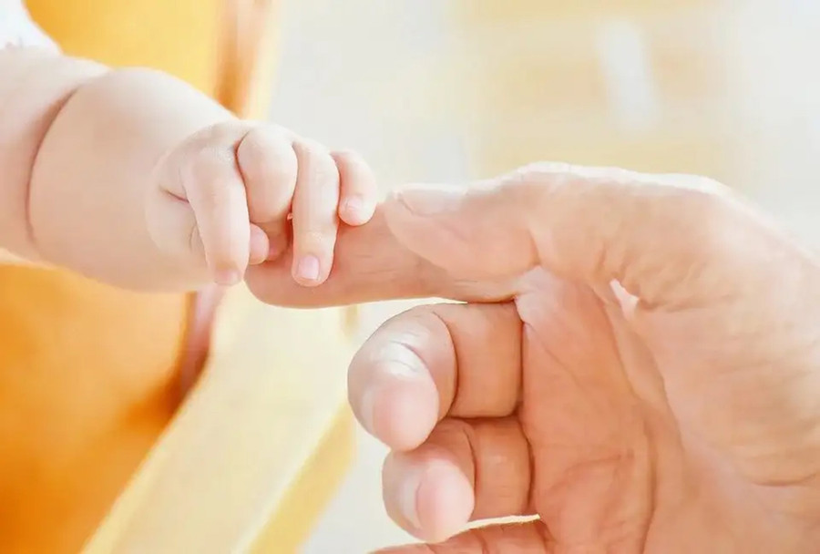 Ngay từ khi mới sinh ra, trẻ em đã có sự tiếp xúc nhiều nhất với cha mẹ. (Ảnh: ITN)