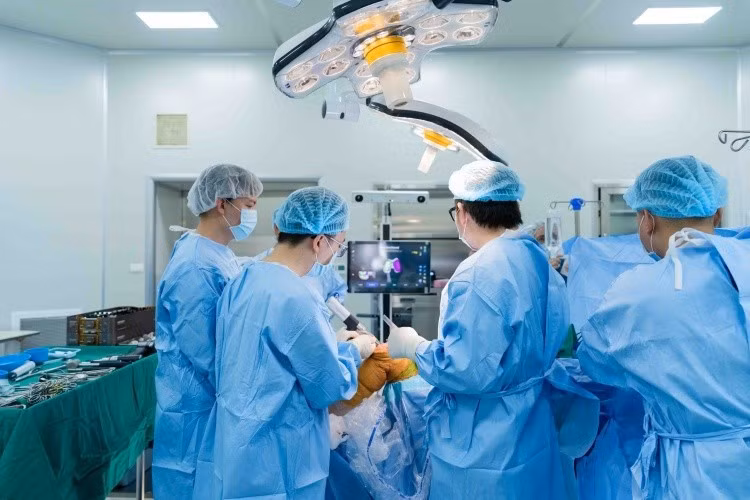 Robot CORI ứng dụng trí tuệ nhân tạo AI từ Mỹ đồng hành cùng ê-kíp bác sĩ trong quá trình phẫu thuật.