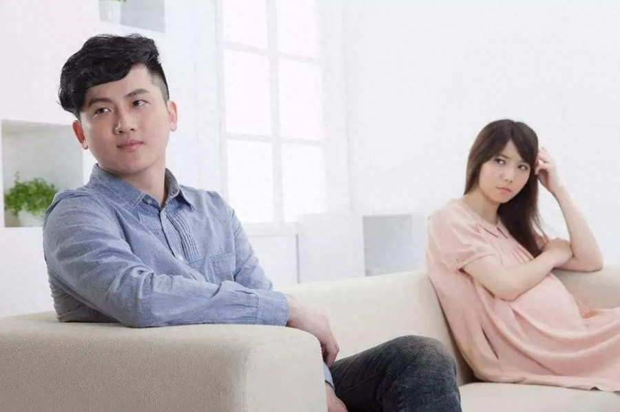 Một khi đàn ông ngoại tình, chi phí sinh hoạt hàng ngày của anh ta nhất định sẽ tăng lên. (Ảnh: ITN). 2-mot-khi-dan-ong-ngoai-tinh.jpg