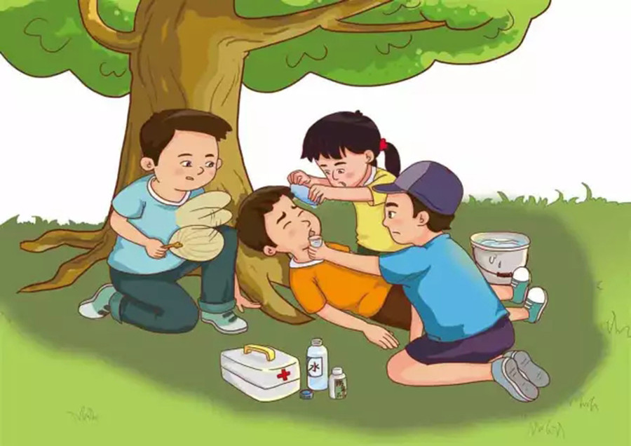 Nếu trẻ bị say nắng, cần hạ nhiệt ngay, đưa trẻ đến nơi mát mẻ, thông thoáng, khô ráo, cho trẻ uống nhiều nước, nới lỏng quần áo,... (Ảnh: ITN) 2-neu-tre-bi-say-nang.jpg