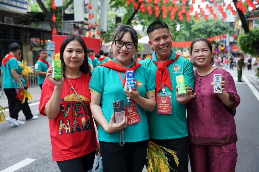 Giữa những ngày tập luyện miệt mài, các khối quần chúng và khối văn hóa – thể thao hào hứng đón nhận nguồn dinh dưỡng thiết thực từ Vinamilk.
