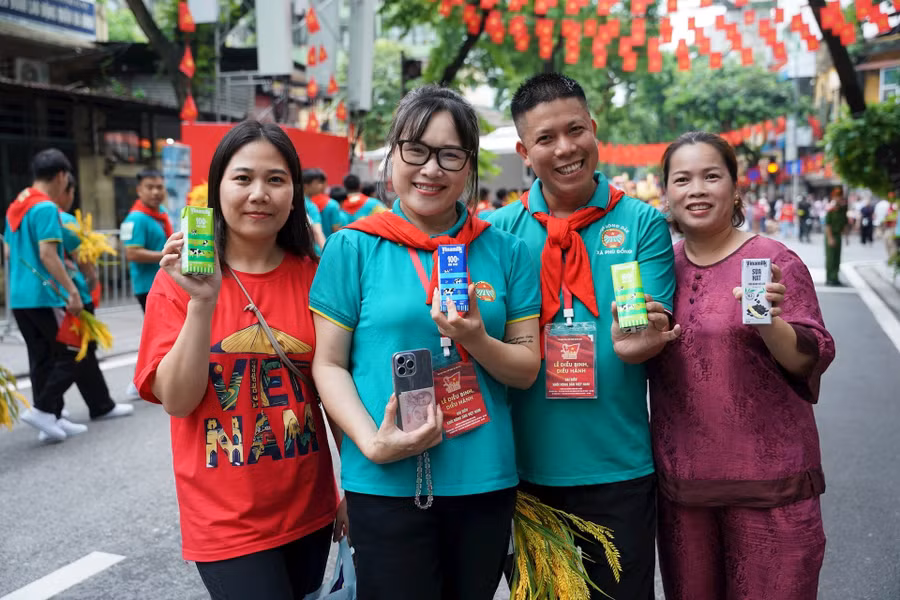 Giữa những ngày tập luyện miệt mài, các khối quần chúng và khối văn hóa – thể thao hào hứng đón nhận nguồn dinh dưỡng thiết thực từ Vinamilk.