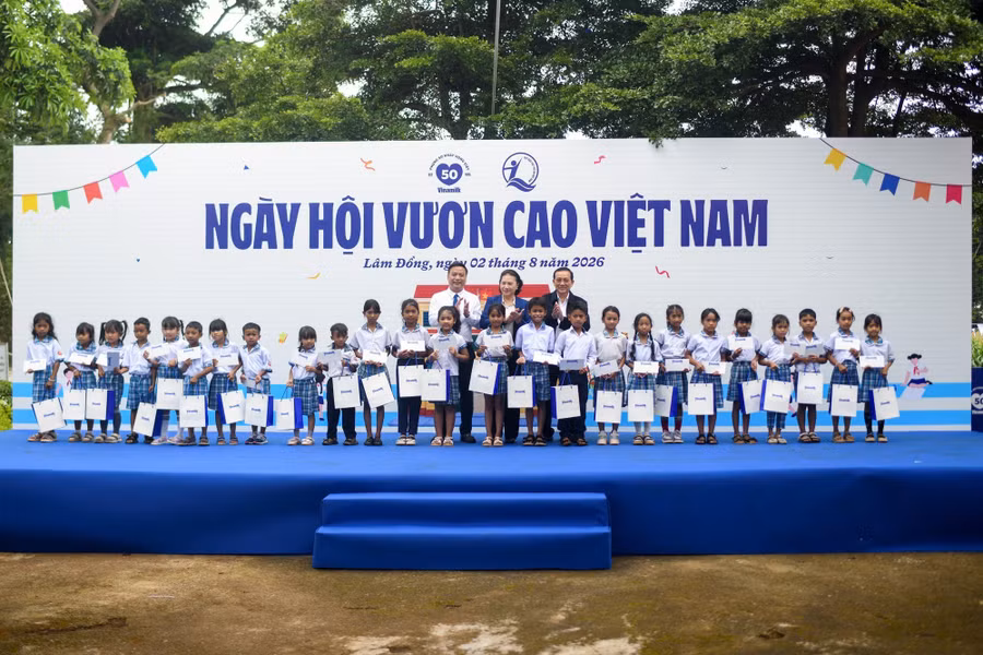 Từ trái sang: Ông Đinh Tiến Hải - Giám đốc Quỹ Bảo trợ Trẻ em Việt Nam; bà Nguyễn Thị Kim Ngân - nguyên Ủy viên Bộ Chính trị, nguyên Chủ tịch Quốc hội, nguyên Chủ tịch Quỹ sữa Vươn cao Việt Nam và ông Nguyễn Văn Hoàng, Bí thư Đảng ủy xã Hiệp Thạnh trao tặng những phần học bổng Vinamilk đến cho các em học sinh Trường Tiểu học An Hiệp. (Ảnh: Hải An).