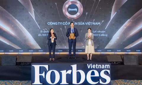 Ông Nguyễn Quốc Khánh, Giám đốc Điều hành Nghiên cứu và Phát triển Vinamilk nhận vinh danh Top 50 Công ty niêm yết tốt nhất Việt Nam. (Ảnh: Forbes Việt Nam)